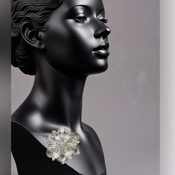 Vintage Crystal Brooch - Picture 5 of 11
